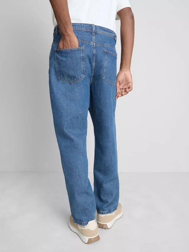 Jeans med middels høy midje og avslappet passform