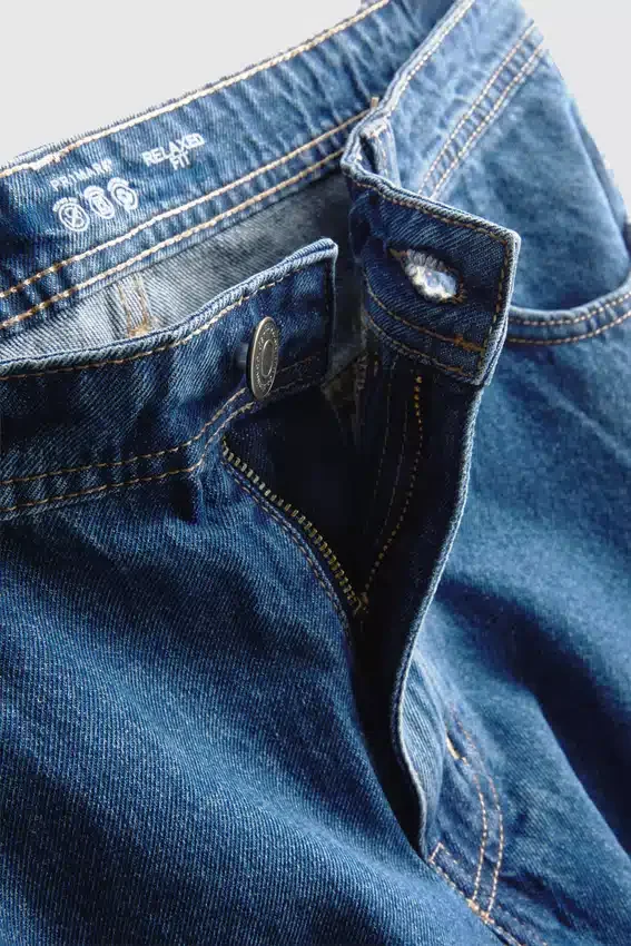 Jeans med middels høy midje og avslappet passform