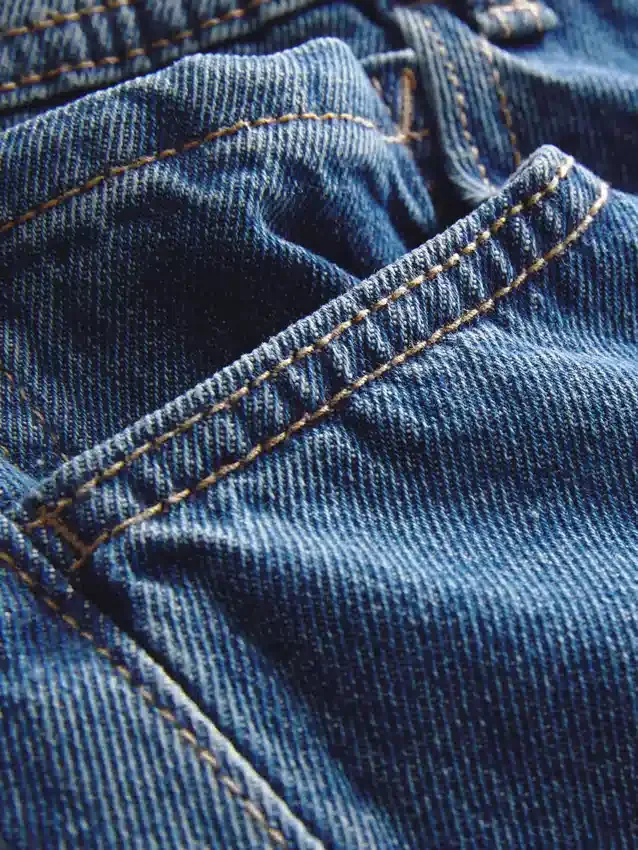 Jeans med middels høy midje og avslappet passform