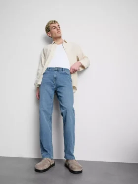 Jeans med middels høy midje og rette ben