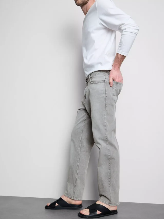 Jeans med middels høy midje og rette ben
