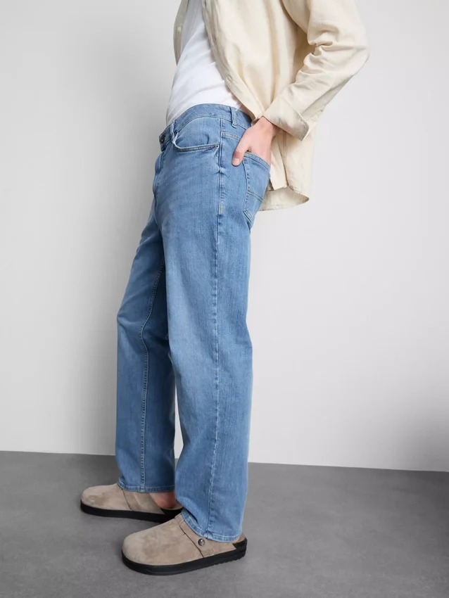 Jeans med middels høy midje og rette ben