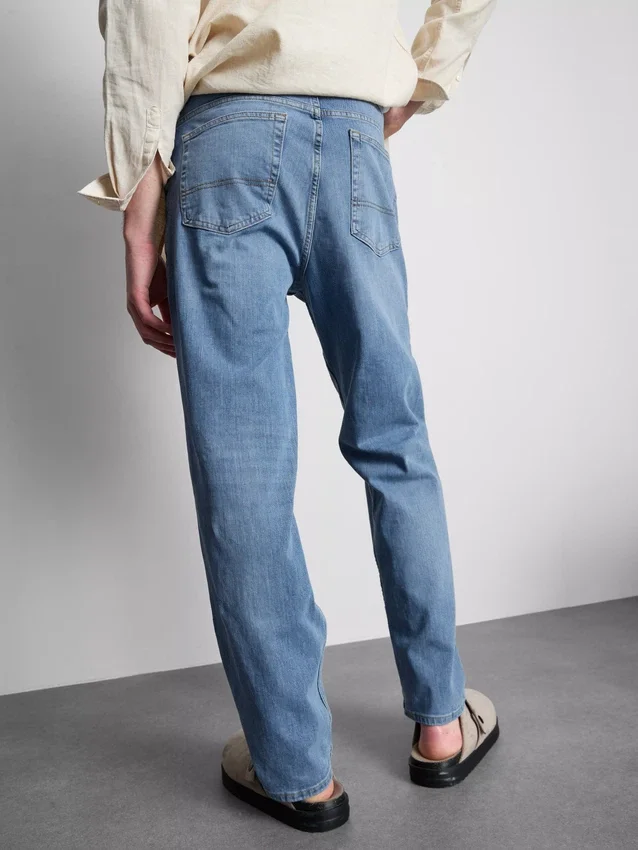 Jeans med middels høy midje og rette ben