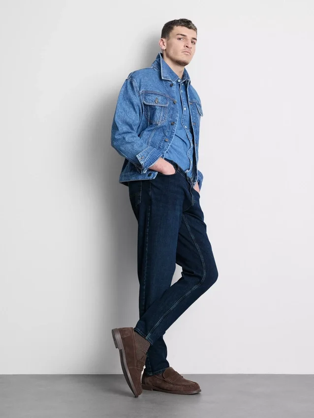 Jeans med middels høy midje og smal passform