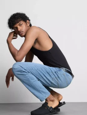 Jeans med middels høy midje og smal passform