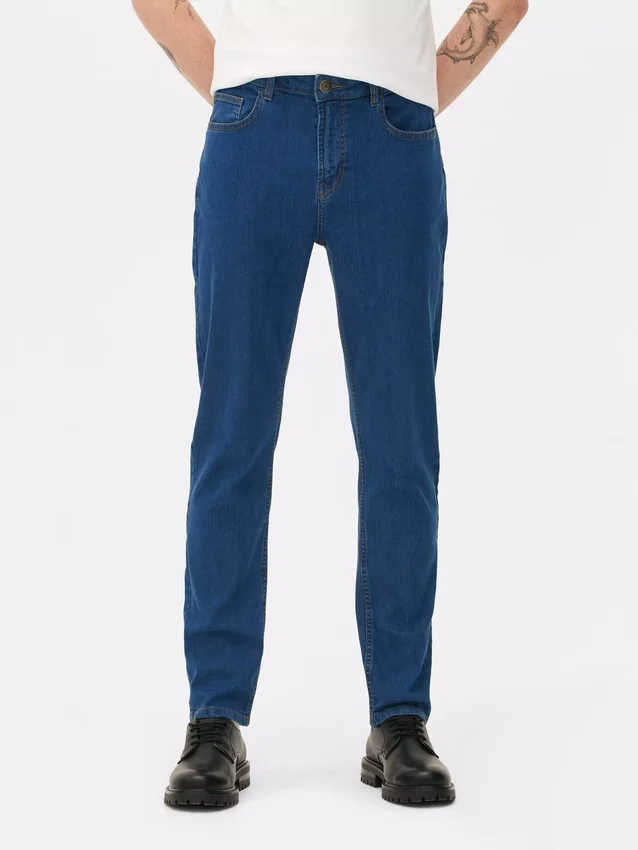 Jeans med middels høy midje og smal passform