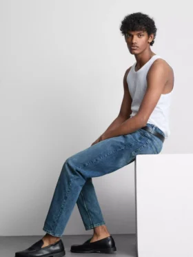 Jeans med middels høy midje og smal passform