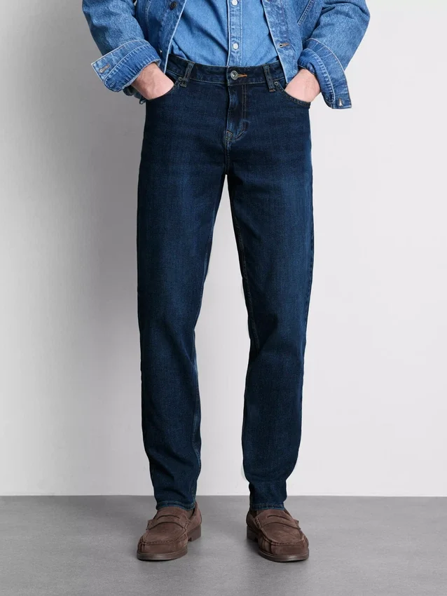 Jeans med middels høy midje og smal passform