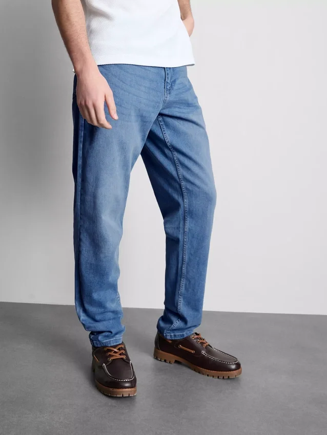Jeans med middels høy midje og smal passform