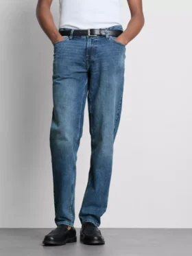 Jeans med middels høy midje og smal passform