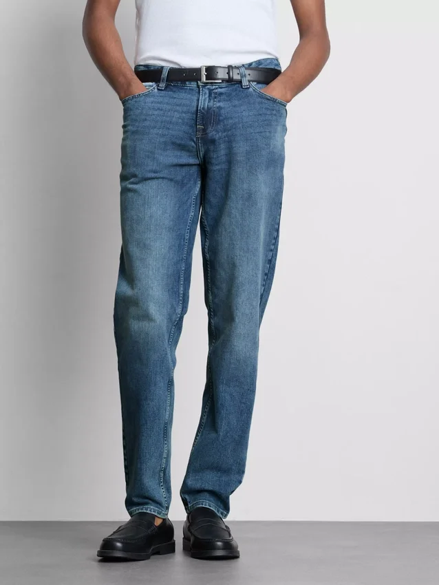 Jeans med middels høy midje og smal passform