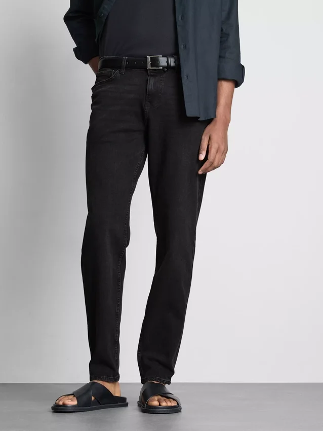Jeans med middels høy midje og smal passform