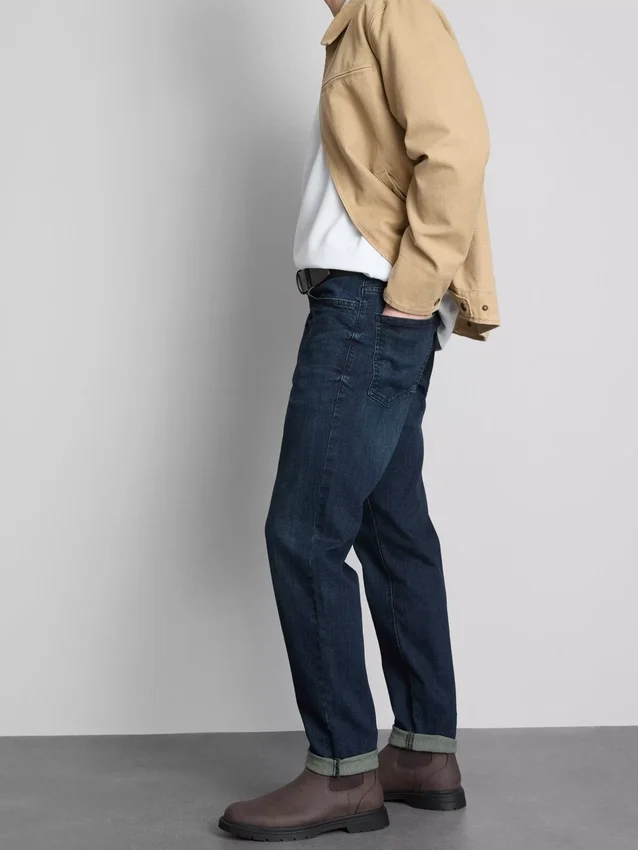 Jeans med middels høy midje og smal passform