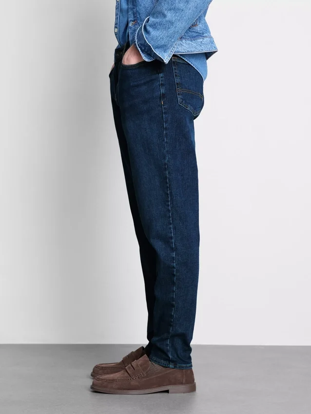 Jeans med middels høy midje og smal passform