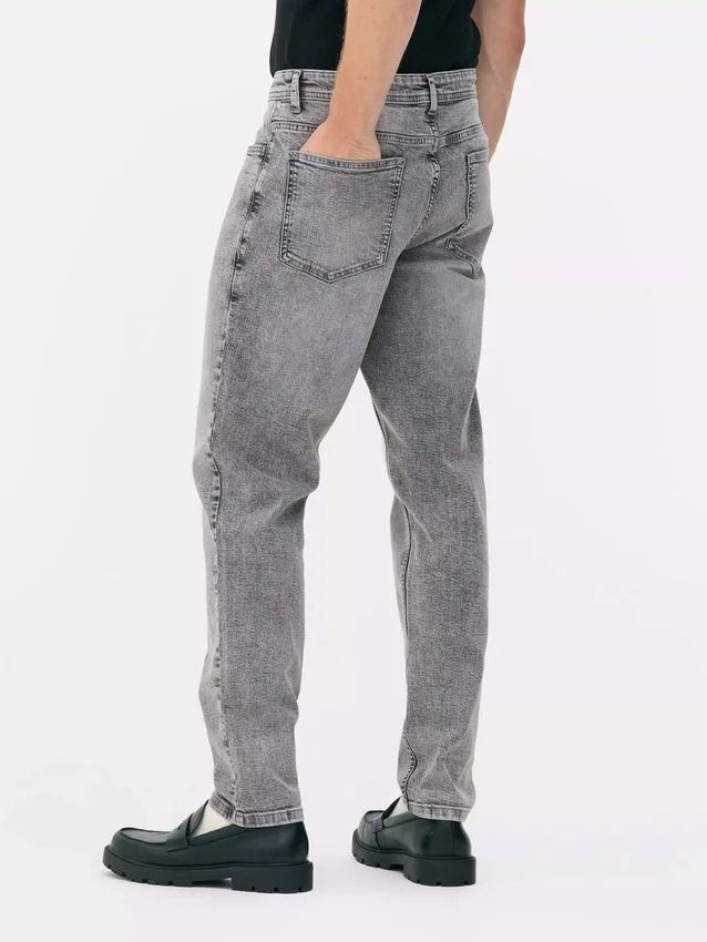 Jeans med middels høy midje og smal passform