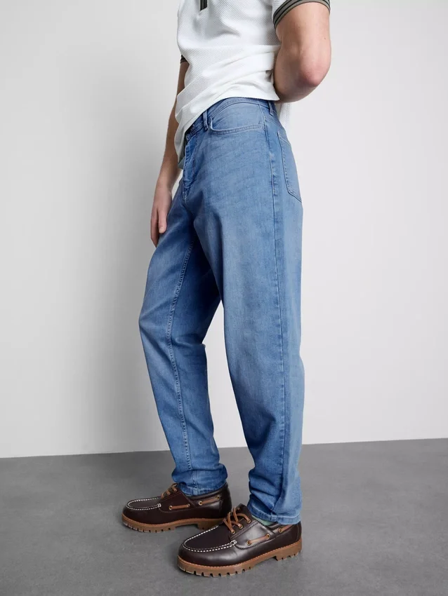 Jeans med middels høy midje og smal passform