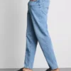 Jeans med middels høy midje og smal passform