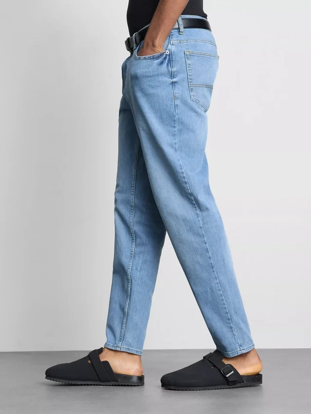 Jeans med middels høy midje og smal passform