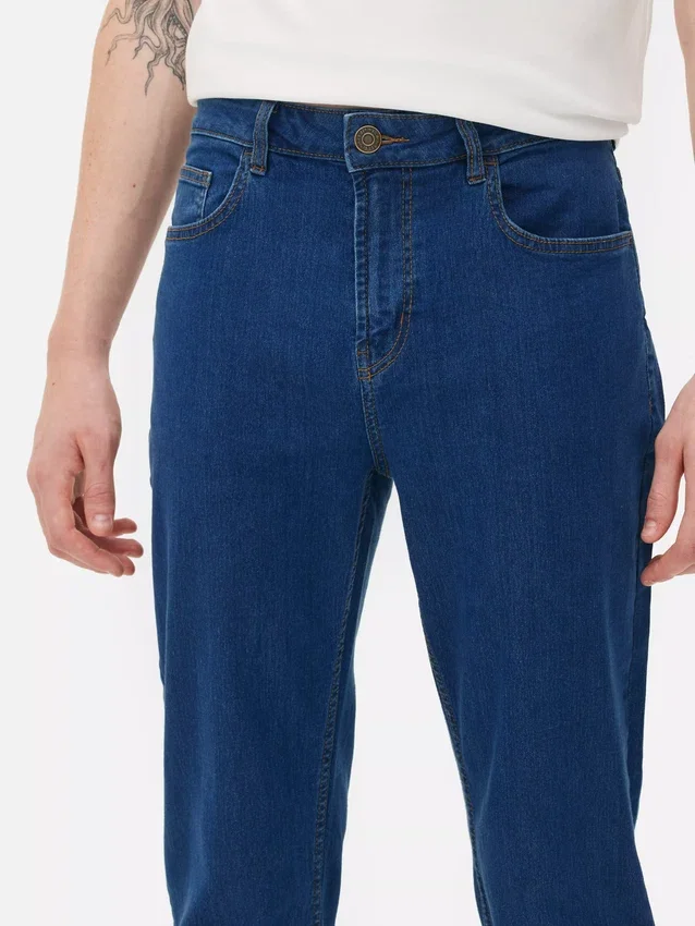 Jeans med middels høy midje og smal passform