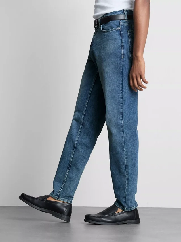 Jeans med middels høy midje og smal passform