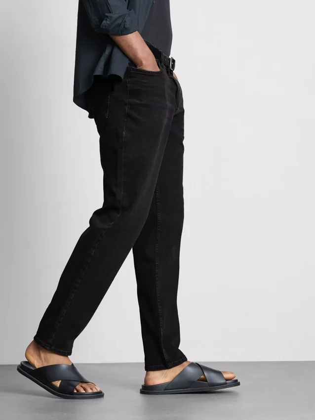 Jeans med middels høy midje og smal passform
