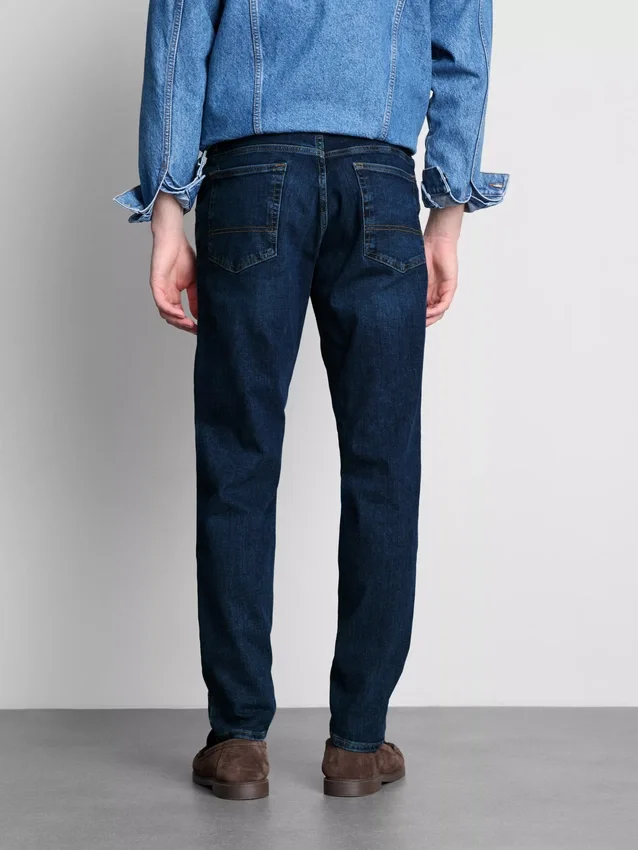 Jeans med middels høy midje og smal passform