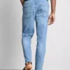 Jeans med middels høy midje og smal passform