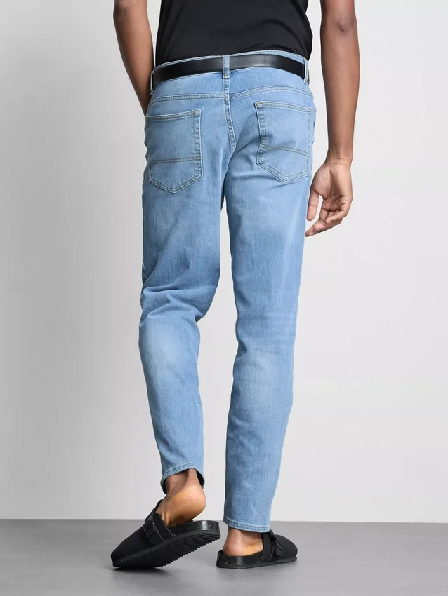 Jeans med middels høy midje og smal passform