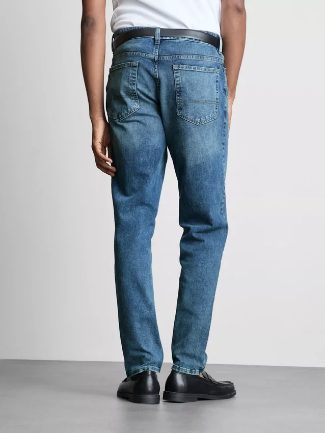Jeans med middels høy midje og smal passform