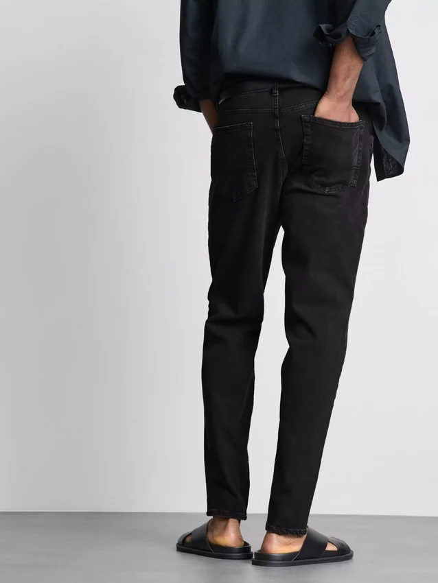 Jeans med middels høy midje og smal passform