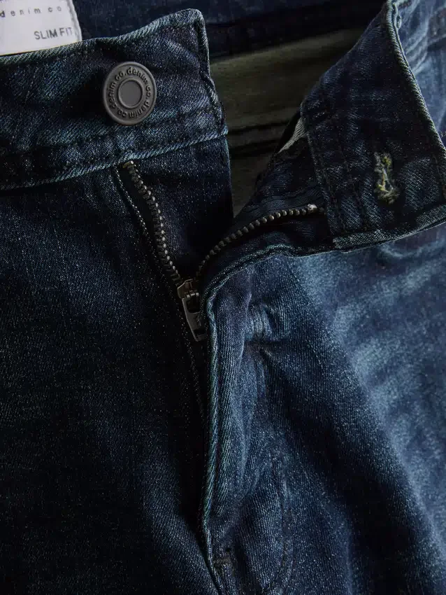 Jeans med middels høy midje og smal passform