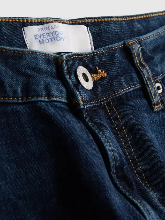 Jeans med middels høy midje og smal passform