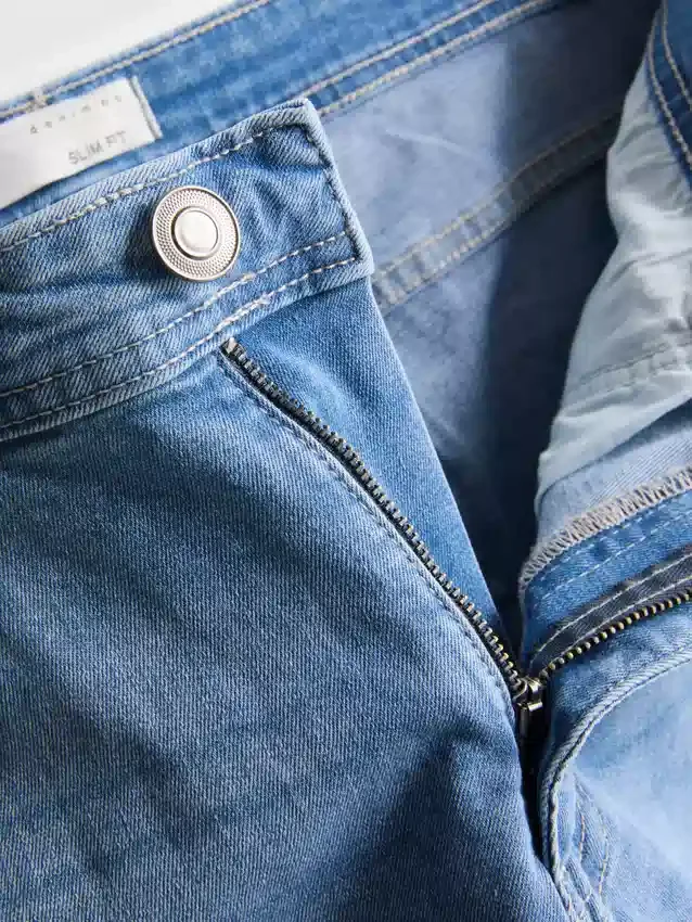 Jeans med middels høy midje og smal passform