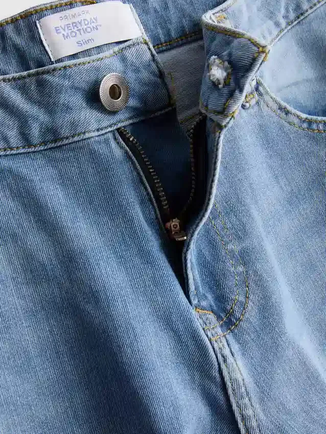 Jeans med middels høy midje og smal passform