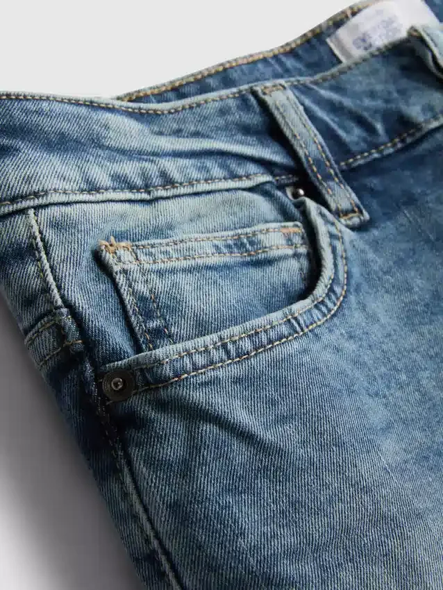 Jeans med middels høy midje og smal passform