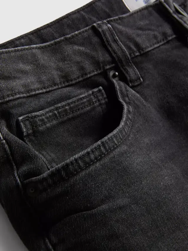 Jeans med middels høy midje og smal passform