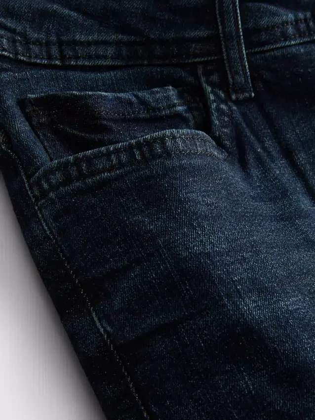 Jeans med middels høy midje og smal passform