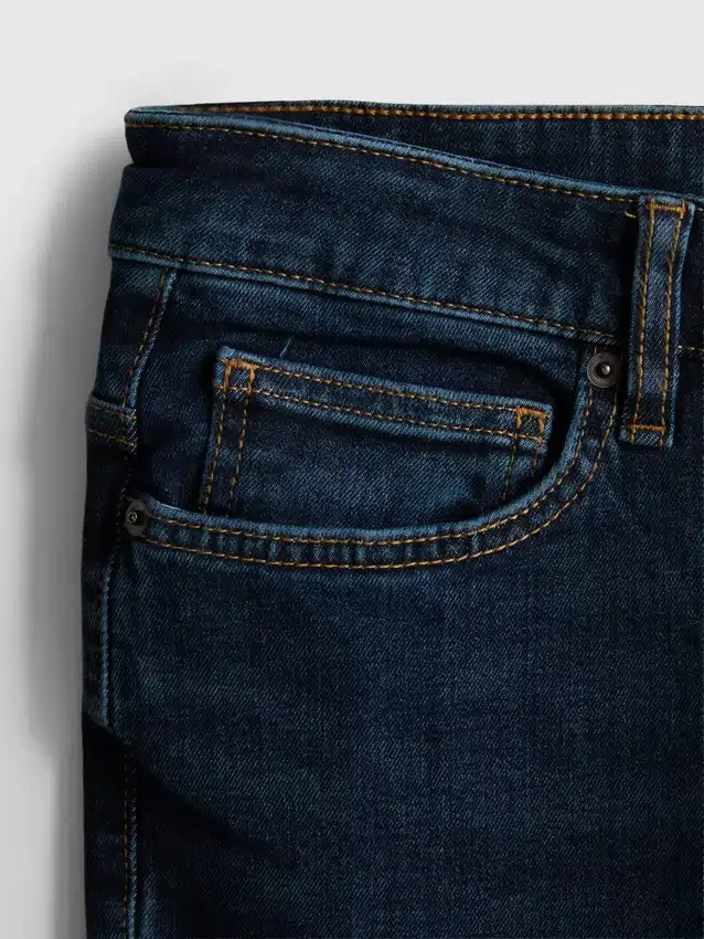 Jeans med middels høy midje og smal passform