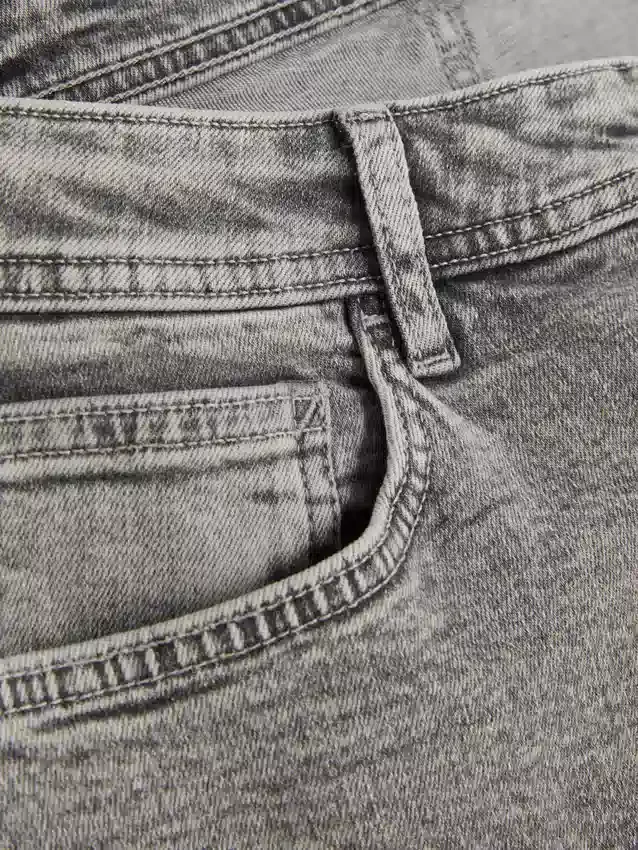 Jeans med middels høy midje og smal passform