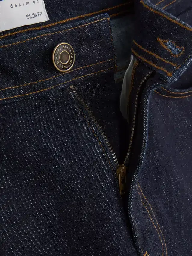 Jeans med middels høy midje og smal passform