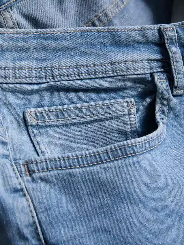 Jeans med middels høy midje og smal passform