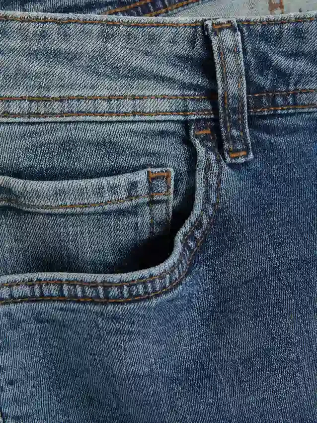 Jeans med middels høy midje og smal passform