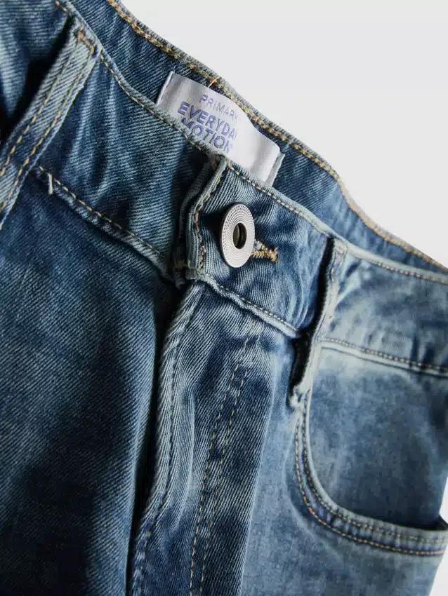 Jeans med middels høy midje og smal passform
