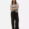 Jeans med middels høy midje og vide ben