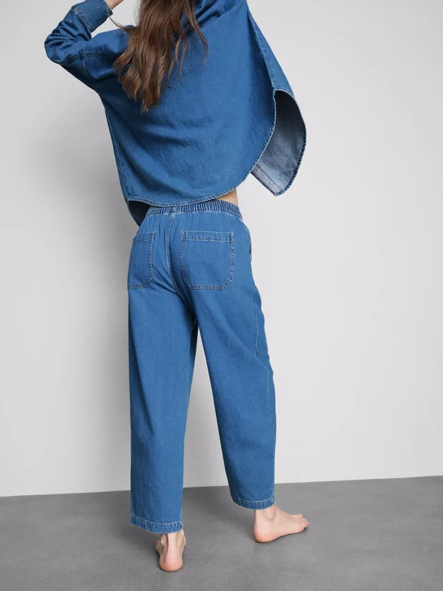 Joggebukser i bomullsdenim med avsmalnende ben