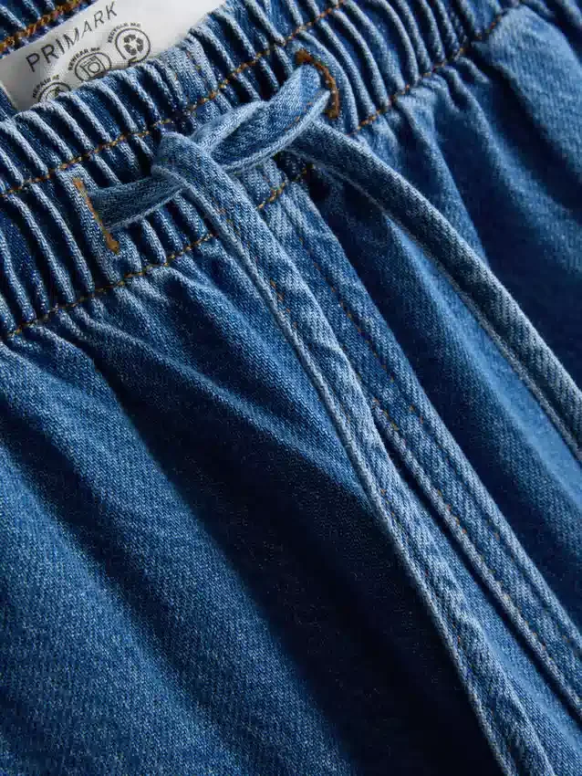 Joggebukser i bomullsdenim med avsmalnende ben
