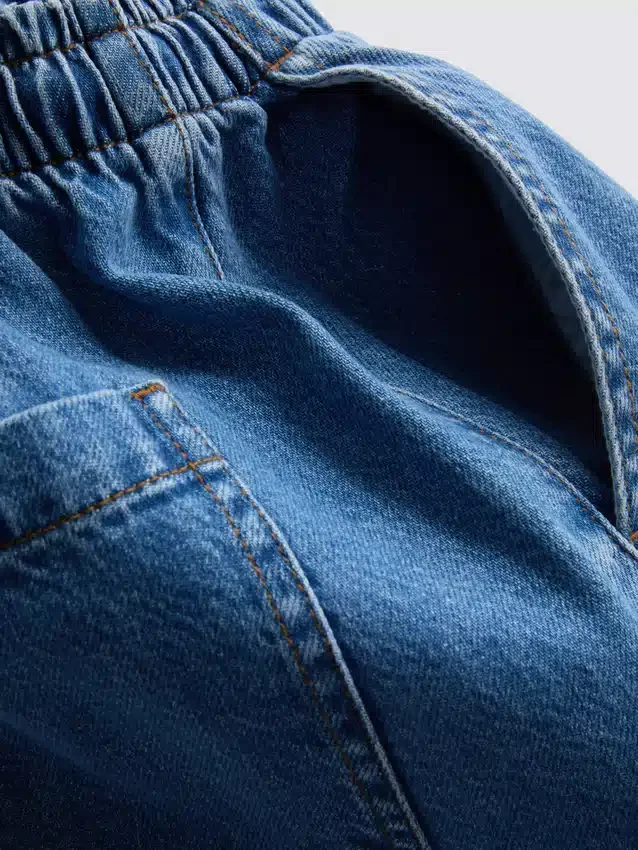 Joggebukser i bomullsdenim med avsmalnende ben