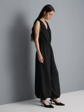 Jumpsuit med V-hals og ballongben