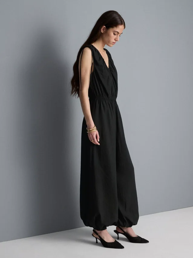 Jumpsuit med V-hals og ballongben