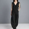 Jumpsuit med V-hals og ballongben